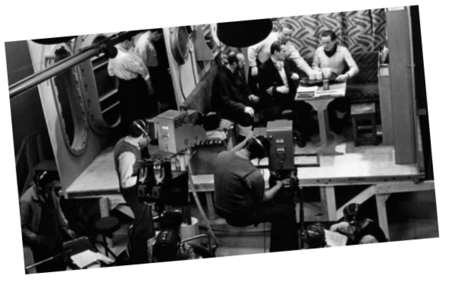 1936: Primeira transmissão televisiva, incorporando som e imagem pela BBC britânica.