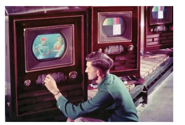 1940: Surge a TV a cores. George Stibitz interliga dois computadores via telefone, o que gerou idéias para o primeiro Modem.