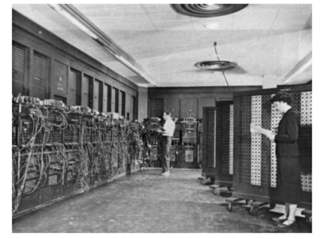1945: O ENIAC (primeiro computador eletrônico) torna-se operacional, inaugurando aprimeira geração de computadores