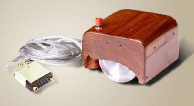 1967: Surge o primeiro mouse; surge o Código ASCII padrão para troca de informações entre computadores.