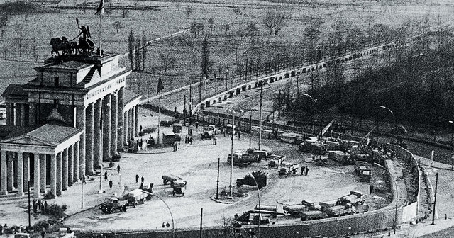 Se construye el Muro de Berlín.