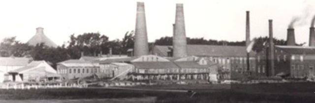 Sandwich Glass Factory founded