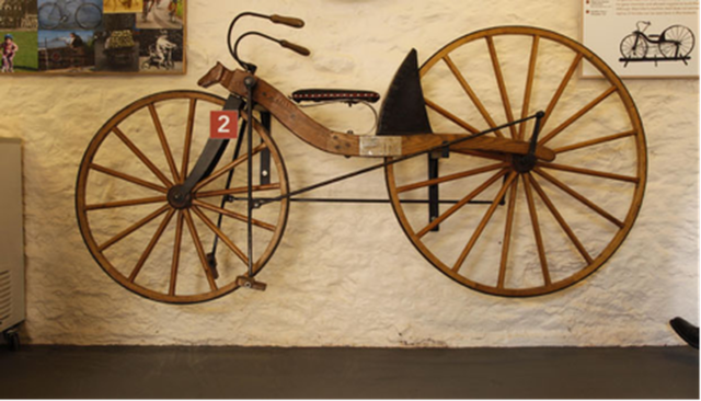 Primera bicicleta a pedales llamado velocípedo