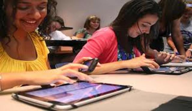 Tablet y celular en el aula