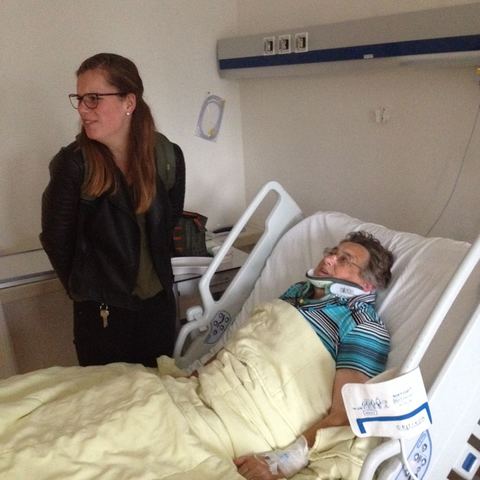 Oma van de trap gevallen