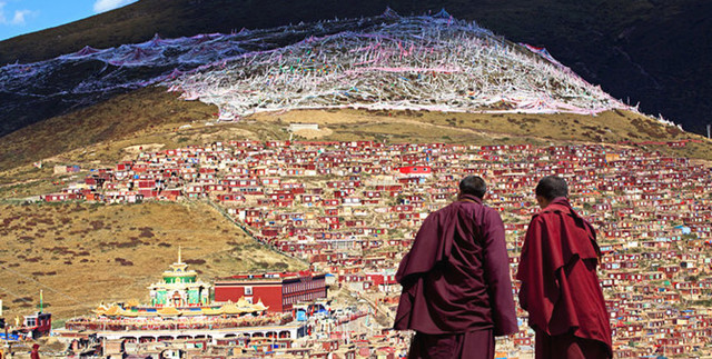 Reforma del budismo en Tíbet. Aparece la figura del Dalai Lama, como jefe de la escuela Gelupa y del país.