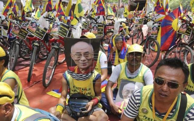 El Dalai Lama, junto con 100.000 adeptos, se exilia en la India a causa de la represión china.