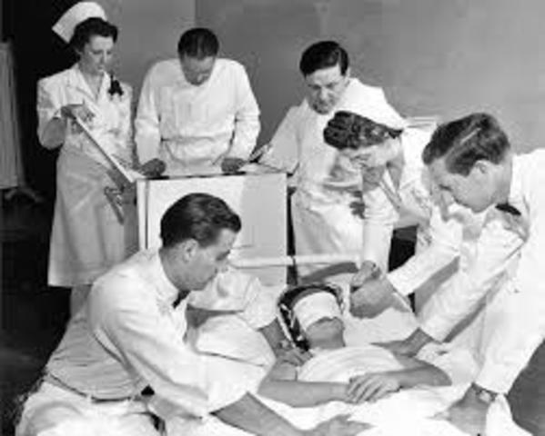 Se inicia la terapia de electrochoque.