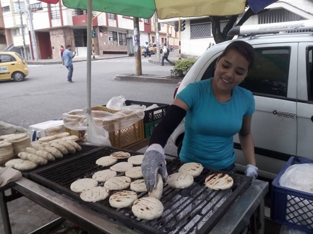 Vendiendo arepas con queso en la calle, a mis 17 años.