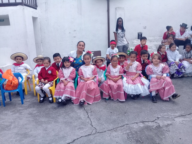 AMOROSA Y TIERNA CON LOS NIÑOS Y NIÑAS