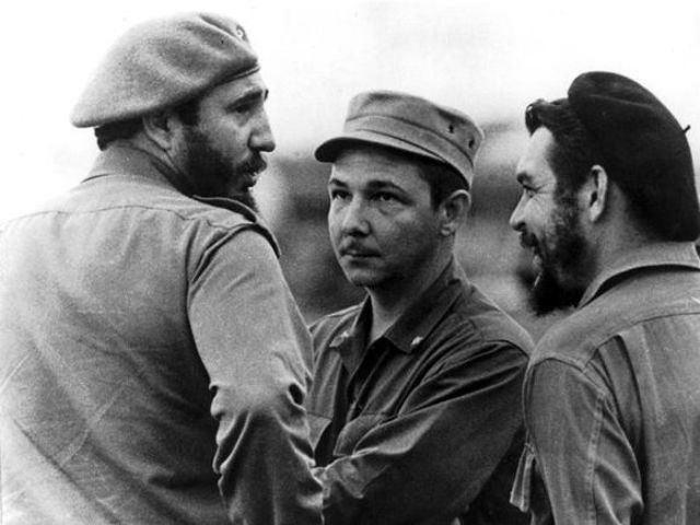 Castro y sus aliados fundan el Movimiento Revolucionario 26 de julio (M-26).