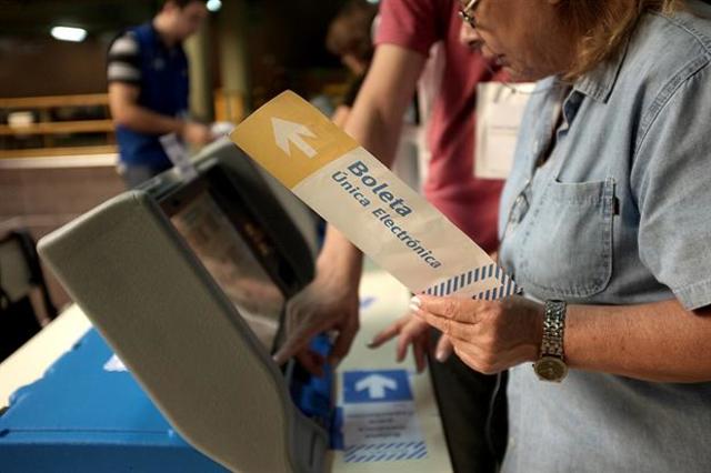 Reforma electoral en Argentina,  que democratiza el sistema político.