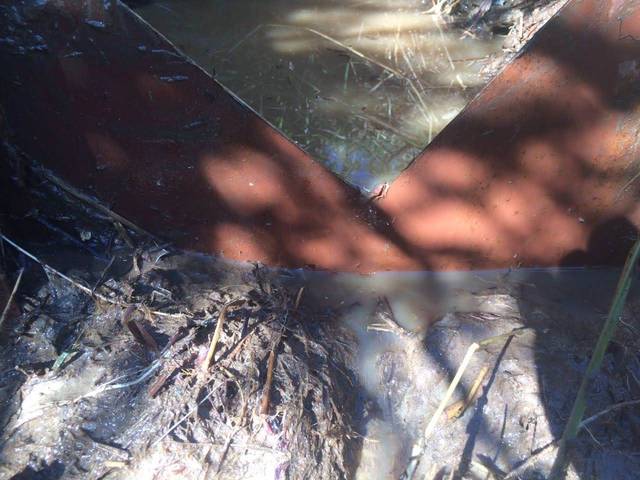 Instalação do primeiro vertedouro.