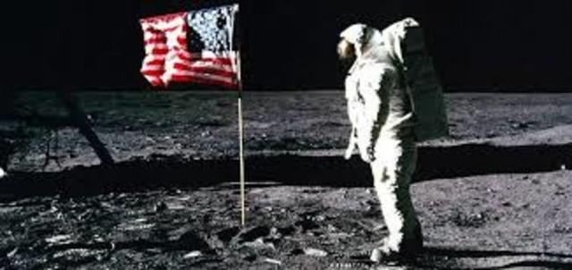 El hombre pisa la luna