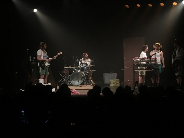 CAP 2, Zoutmus, kuikens van beton, Comedie