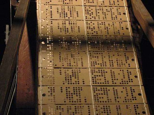 Los datos se introducen en el ordenador utilizando tarjetas perforadas.