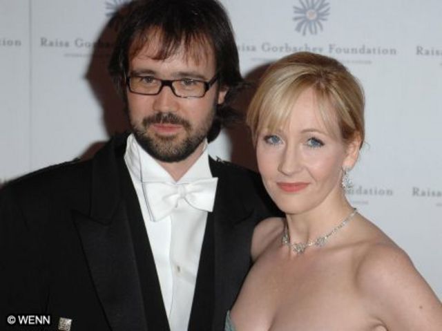 Marries Dr. Neil Murray