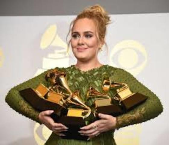 PER ( Laura) Adele gana el grammy del albúm del año