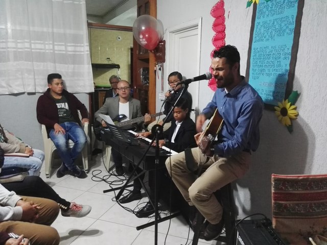 Dando serenatas a las madres