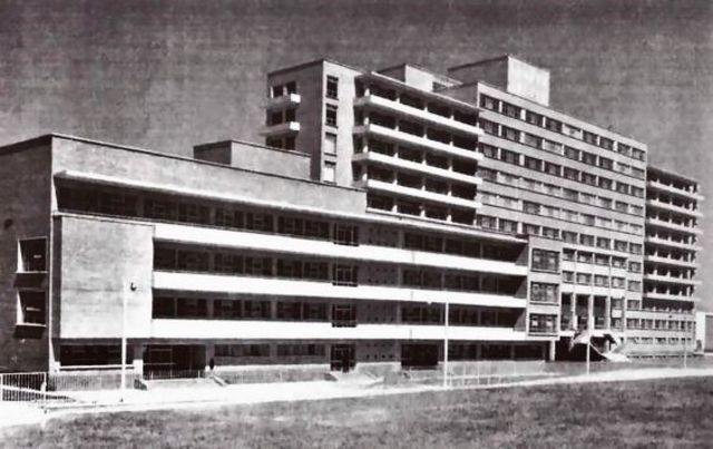 1952 Inauguración del Hospital “La Raza” del IMSS; hoy, junto con otros hospitales, constituye el Centro Médico Nacional “La Raza” (Ciudad de México).