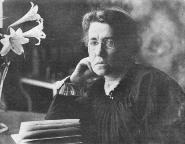 La feminista y anarquista Emma Goldman explica, por primera vez en toda América, como se debía usar un anticonceptivo, por lo que es inmediatamente arrestada.