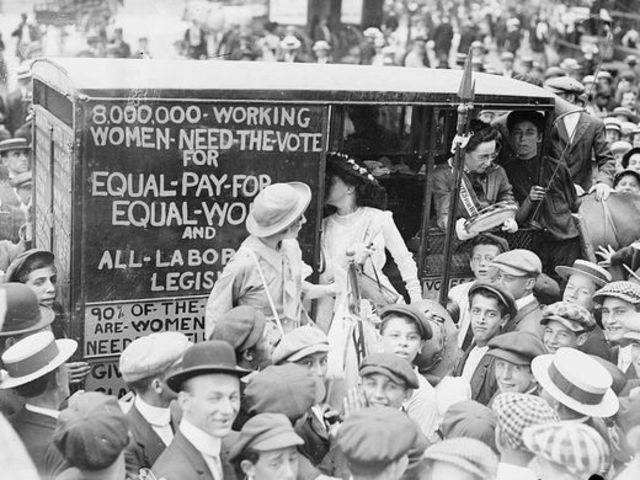 Wyoming se convierte en el primer estado en reconocer el derecho a voto de las mujeres.