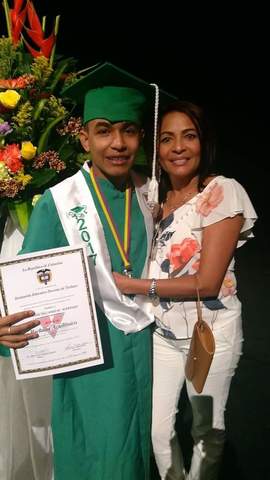 Grado de bachiller de mi segundo hijo: Jhon Edinson