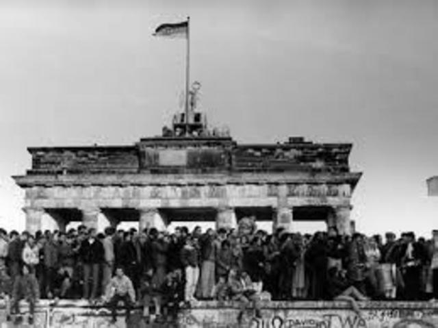 CAIGUDA MUR DE BERLIN