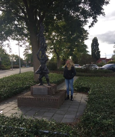 Beeldhouwkunst - Vroomshoop, De levende Piramide