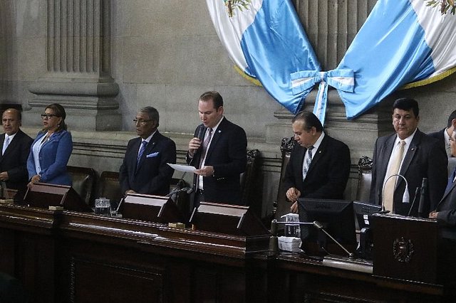 Aprobación de la Reforma Educativa y sus leyes secundarias.