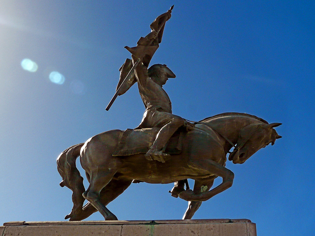Construcción sobre la Plaza Belgrano del primer monumento a Belgrano