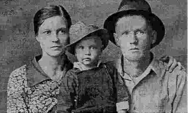 elvis with his parents