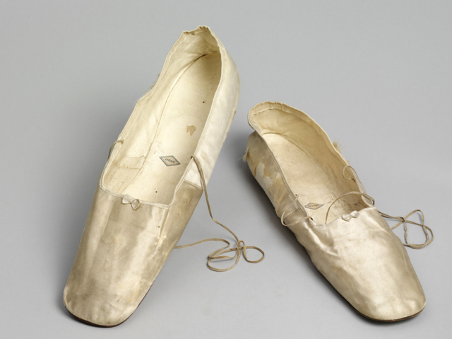 Left and Right Feet Shoes