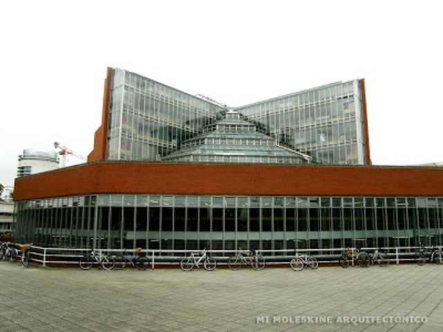 Biblioteca Cambridge / James Striling