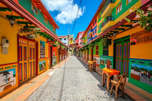 Día 2 ¡El Pueblo de los Zócalos! y Verdes Montañas Guatapé