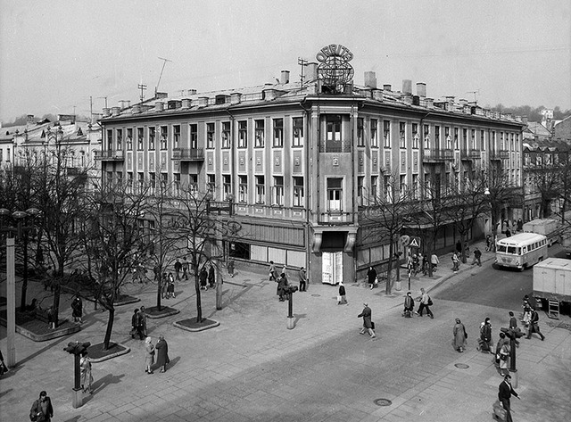 Pirmasis lietuviškas garsinis dokumentinis filmas vadinosi „Konrado kavinė“. Buvo demonstruojamas Kauno kino teatruose, rudenį.