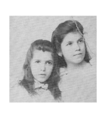 Tarsila (the taller one) and her sister Cecília.
