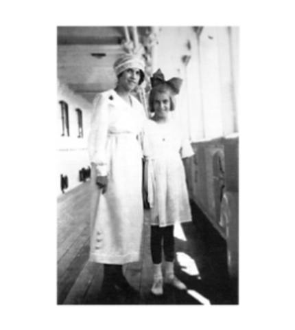 Tarsila and Dulce aboard ship, on a trip to Paris in 1920.