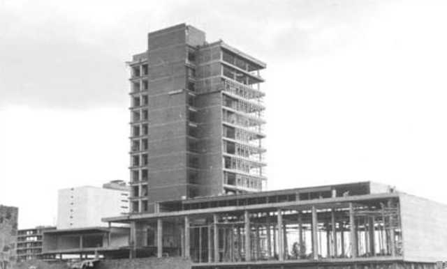 Porfirio Díaz, promulga la ley que reabre a la universidad y la constituye como la Universidad nacional de México, las escuelas de Bellas Artes, Nacional Preparatoria, de Ingenieros, de Medicina y de Jurisprudencia forman parte de la Universidad