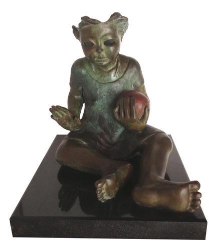 Niña con Bolita por Alfonso Arana