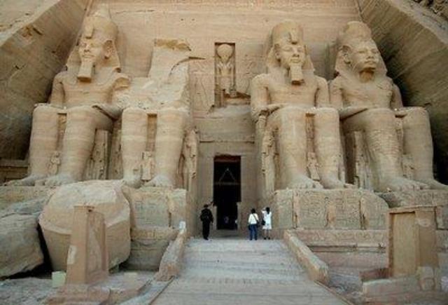 Templo Speos de Abu Simbel, mandado construir por Ramsés II (fecha aproximada 1260 a.C., Dinastía XIX)