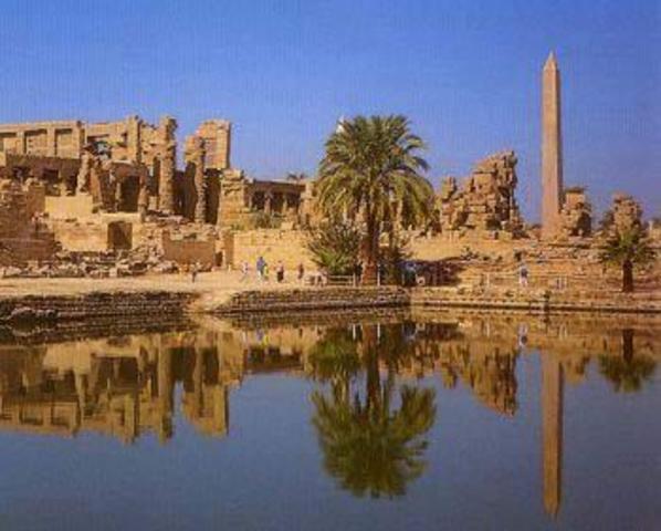 Templo de Amón-Ra, en Karnak (fecha aproximada entre el 2200 a.C. y 360 a.C., Dinastías XVIII a XX, construido por diferentes faraones)