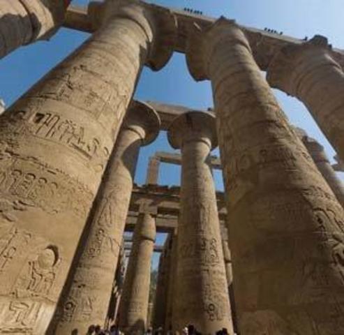 Columnas del templo de Karnak (fecha aproximada entre el 2200 a.C. y 360 a.C., Dinastías XVIII a XXX)