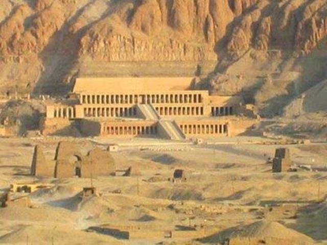 Templo de la reina Hatsepsut en Dehir el Bahari, construido por el arquitecto Senmut (fecha aproximada 1470 a.C. Dinastia XVIII)