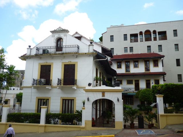 El arte de Panamá es el reflejo de una mezcla étnica muy interesante que se percibe en todas su expresiones, desde la artesanía al folklore, pasando por la arquitectura, la pintura, la escultura, la música y la literatura.