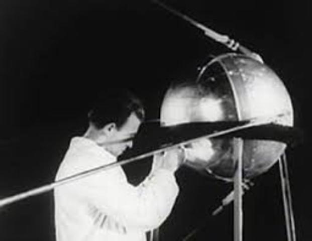 La URSS lanza el Sputnik I al espacio, el primer satélite artificial