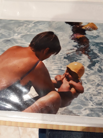 Primer viatge i bany a la piscina (mallorca)
