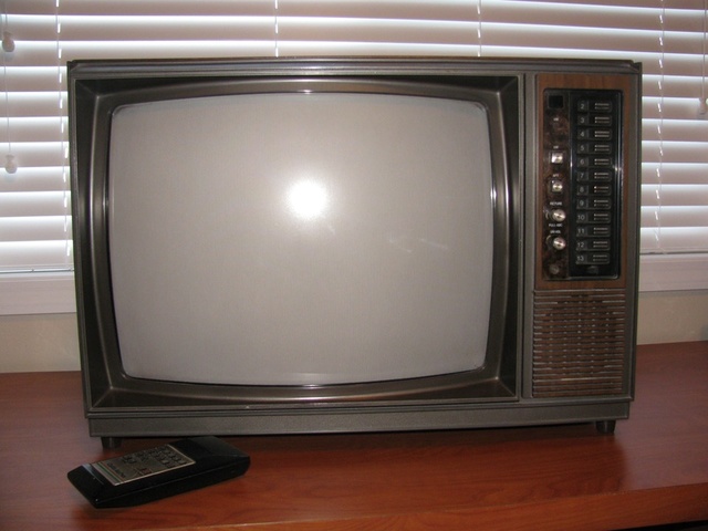 televisor con control remoto