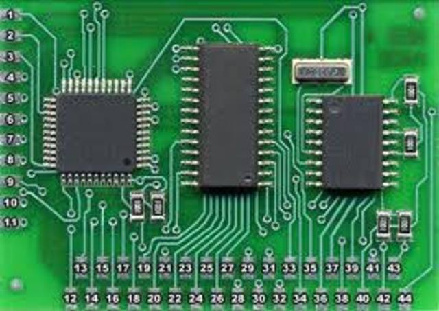 TERCERA GENERACIÓN APARECEN LOS CIRCUITOS  INTEGRADOS