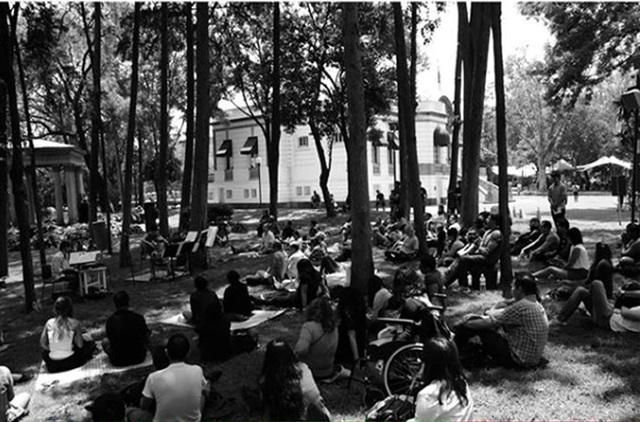 En Casa del Lago se gesta el movimiento Poesía en Voz Alta, que incluye a actores, músicos, literatos, pintores y otros artistas
